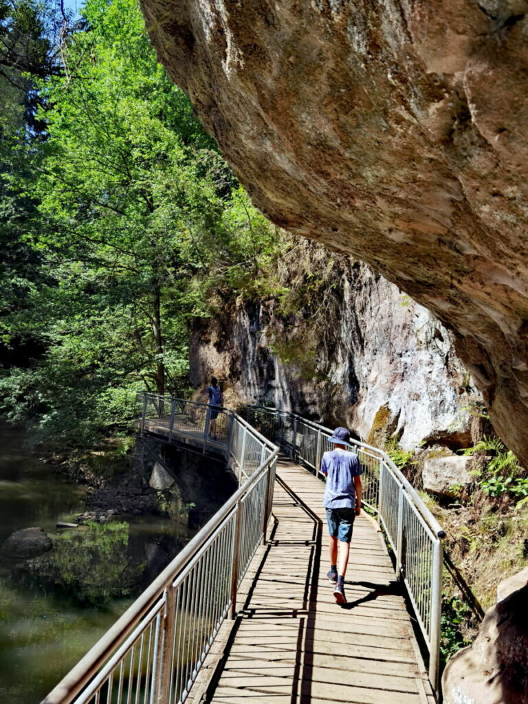 Abwechslungsreiche Schwarzachklamm Wanderung in Franken, mit Stegen, Höhlen und vielen Felsen