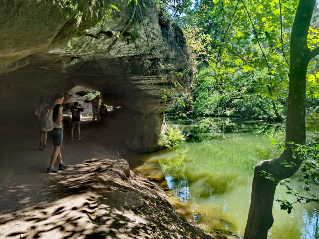 Gustav Adolf Höhle direkt neben dem Wasser der Schwarzach