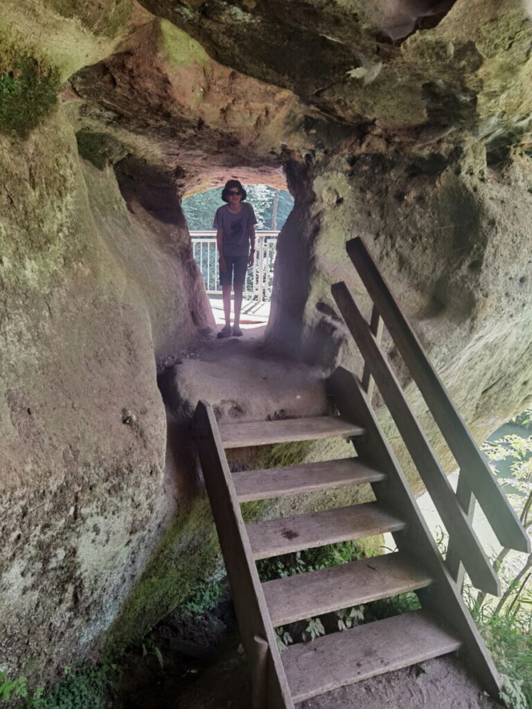 Über diese Stufen und das Felsentor kommst du in die Karlshöhle